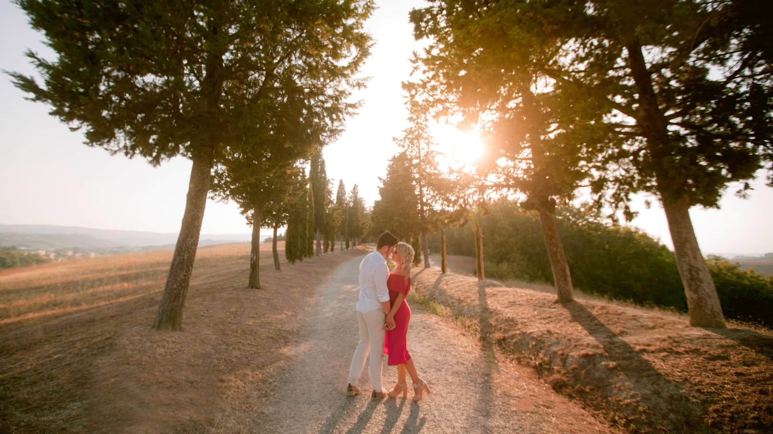 epic photos in tuscany for an engagement session