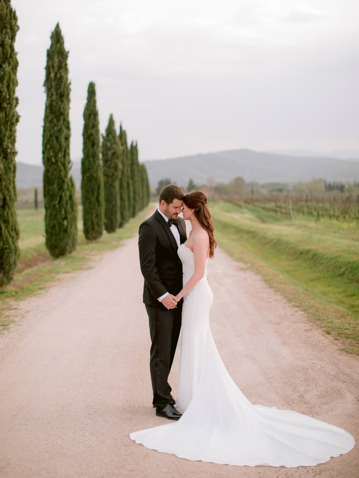 couple wedding portarit session in Tuscany