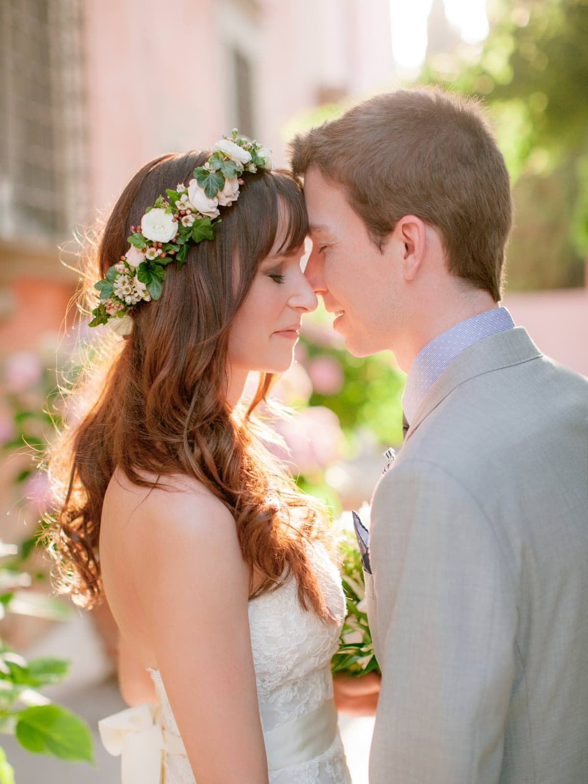 romantic photo of the bride and grrom  in Tuscany