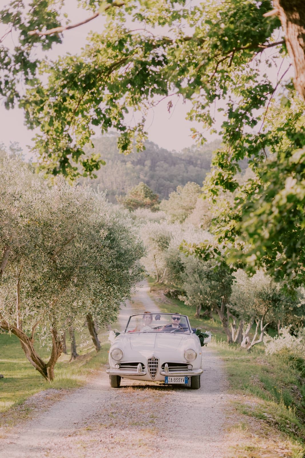 bride and groom drive into the reception in sestri levante