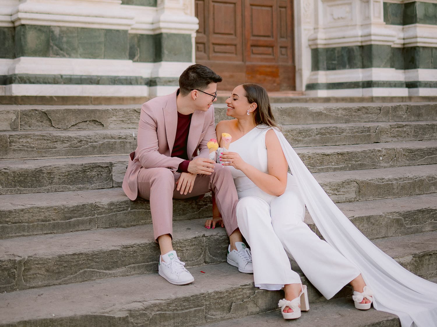 lovers eating ice creams during their photo shoot in Florence